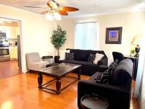 3 Bed 2 Bath House, Quiet & downtown Smart TVs in all rooms, Whole house to yourself - Oriental