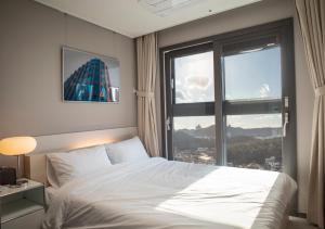 Y COLLECTION by UH FLAT OSIRIA