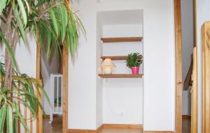 Maisons de vacances Nice Home In Le Faout With Kitchen : photos des chambres