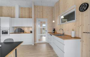 Beautiful Home In Løgstrup With Kitchen