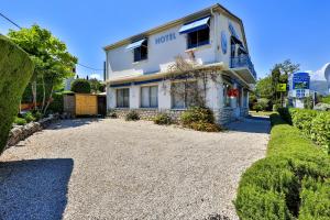 Hotels Logis Hotel des Cayrons : photos des chambres