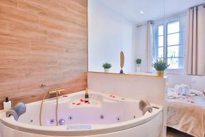 La Clé T2 Love Room Balnéo, Clim, Proche Gare