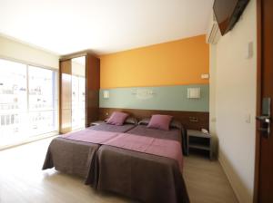 Double Room (1 Adult + 1 Child) room in Hotel Papi