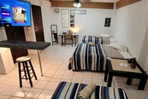 Habitacion tipo hotel centrico 3 camas, cocina,WIFI E - Huichimal