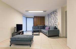 Spacious Fully Equipped 3BD 2Bath Apt in the heart of city with Balconies AC and fast WIFI #1