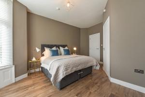 Modern Two Bed with En-Suites and Private Parking