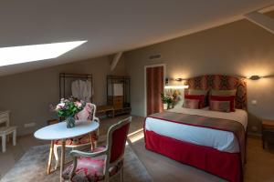 Villas Maison Toscane in a remarkable village - heated pool, jacuzzi, billiard & ensuite luxury bedrooms : photos des chambres