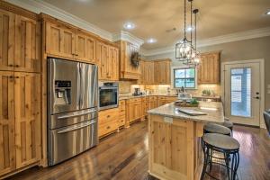 Spacious Golf Course Getaway in Hot Springs!