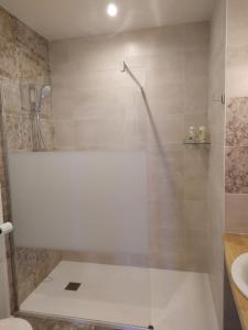 Maisons d'hotes La Rapiette de Noblat : Chambre Double avec Salle de Bains Privative