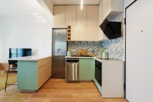 Luxury 1-Bedroom Apartment by the Sea in Athens