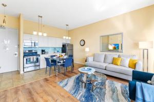 Upscale Penthouse with Ocean Views & Free Parking!