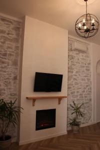 Квітка на камені , Старе місто, з окремим двориком