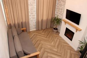 Квітка на камені , Старе місто, з окремим двориком