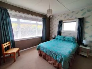 Cosy Kiwi bach Kid and Pet friendly Beach house - Otaki Beach