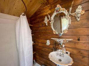 Chalets 7eme ciel - Tiny House avec Grande Piscine interieure chauffee toute l'annee : photos des chambres