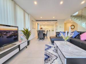 Spacious 3-Bed Penthouse with Perfect View