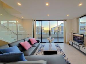 Spacious 3-Bed Penthouse with Perfect View