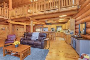 Soaring Pines Lodge by NW Comfy Cabins
