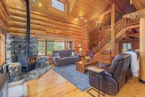 Soaring Pines Lodge by NW Comfy Cabins