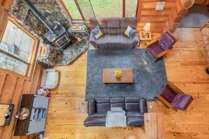 Soaring Pines Lodge by NW Comfy Cabins