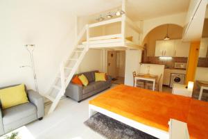 Sunny Studio in Party District- Balcony- AC