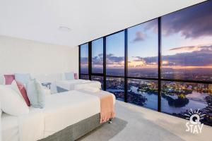 5 Bedroom Executive Sub Penthouse in the heart of Surfers with full ocean views - Sleeps 12 - Circle on Cavill AMAZING!!