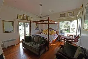 Galahad's Animal Sanctuary B&B - Toolern Vale