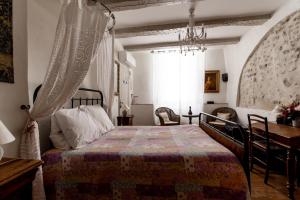 Hotels Les Remparts - Venasque : photos des chambres