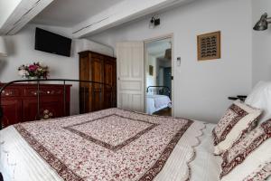 Hotels Les Remparts - Venasque : photos des chambres