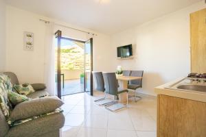Apartment and Room Bacic 
