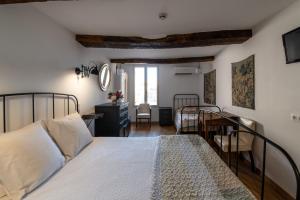 Hotels Les Remparts - Venasque : photos des chambres