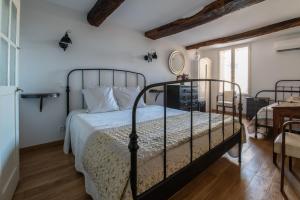 Hotels Les Remparts - Venasque : photos des chambres