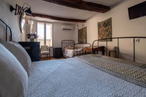 Hotels Les Remparts - Venasque : photos des chambres