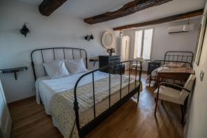 Hotels Les Remparts - Venasque : photos des chambres