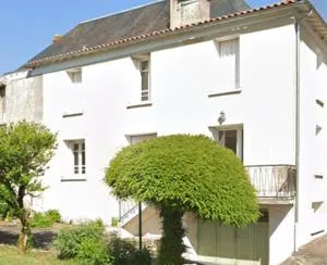 Spacious 3-Bed House in Chateau Garnier - Saint-Sécondin