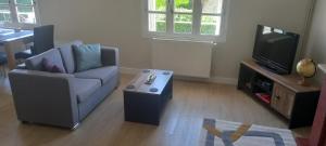 3-Bed House - Sleeps 6 - Garden Balcony Parking