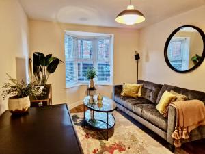 Stylish Luxury Serviced Apartment next to City Centre with Free Parking - Contractors & Relocators