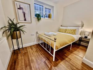 Stylish Luxury Serviced Apartment next to City Centre with Free Parking - Contractors & Relocators