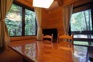 HARUNA CABIN 森の中のログハウス 、広々ウッドデッキでBBQ、公園散策、北軽井沢観光