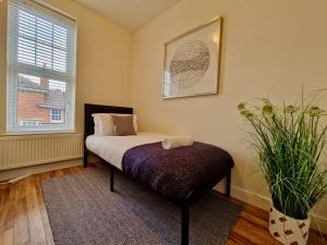 Spacious Luxury Serviced Apartment next to City Centre with Free Parking - Contractors & Relocators
