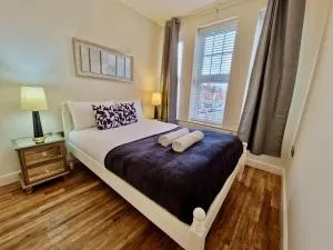 Spacious Luxury Serviced Apartment next to City Centre with Free Parking - Contractors & Relocators - Spon End