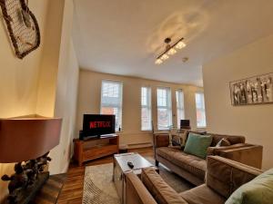 Spacious Luxury Serviced Apartment next to City Centre with Free Parking - Contractors & Relocators
