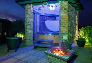 Lincoln Holiday Retreat Cottage with Private Hot Tub - Skellingthorpe