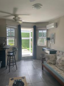 Scarlett Studios 2 - US Embassy Appt 7 mins drive-Lloyd Erskine Sandiford Centre Ross University 5 mins drive - Only the 1 night package includes Airport and Embassy roundtrip