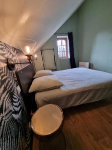 B&B / Chambres d'hotes Les Ecuries du Chateau de Brumare : Chambre Lit King-Size