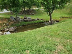 Story Brook: Beautiful true log cabin! Close to Dollywood, State Park, and more!