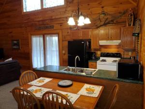 Story Brook: Beautiful true log cabin! Close to Dollywood, State Park, and more!