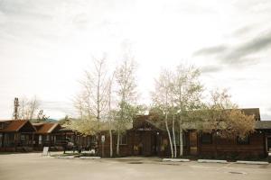 Deluxe Queen Suite room in Teton Valley Resort