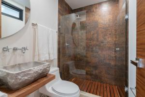 Queen Bed Suite, Infinity pool & fast Wifi, Nespresso & Netflix