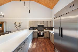 Mountain Views I Pool&Hot Tub I Home for 20 Guests